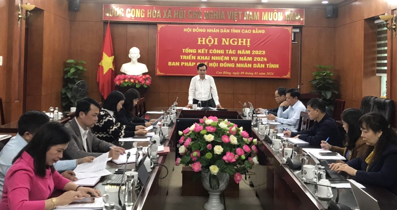 Trưởng Ban Pháp chế HĐND tỉnh Nông Văn Tuân phát biểu tại hội nghị