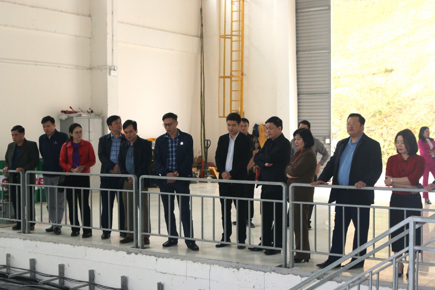 Đoàn giám sát tại Nhà máy thủy điện Bình Long, xã Hồng Việt.