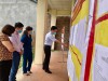 Đoàn kiểm tra niêm yết danh sách ứng cử viên đại biểu Quốc hội khóa XV và đại biểu HĐND nhiệm kỳ 2021 - 2026 tại xóm Nà Chang, xã Trương Lương (Hòa An).