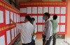 Cử tri đọc thông tin về Ứng cử viên Đại biểu HĐND tỉnh khóa XVII, nhiệm kỳ 2021 - 2026. (ảnh minh hoạ)