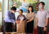Phó Bí thư Thường trực Tỉnh uỷ, Chủ tịch HĐND tỉnh Triệu Đình Lê tặng quà Mẹ Việt Nam Anh hùng Lâm Thị Mèn, phường Hợp Giang (Thành phố).