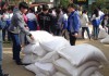 Học sinh Trường THPT Nguyên Bình tiếp nhận gạo được hỗ trợ theo Nghị định số 116 của Chính phủ.
