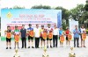 Các đồng chí lãnh đạo tỉnh và Ban tổ chức trao cờ lưu niệm cho các đoàn và câu lạc bộ xe đạp tham dự giải.