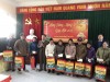 Đồng chí Nông Thanh Tùng, Phó Chủ tịch HĐND tỉnh tặng quà cho các gia đình chính sách và hộ nghèo xã Đức Long, huyện Hoà An.