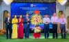 Các đồng chí lãnh đạo tỉnh tặng hoa chúc mừng doanh nghiệp, doanh nhân nhân Ngày Doanh nhân Việt Nam.