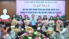 Đồng chí Triệu Đình Lê, Phó Bí thư Thường trực Tỉnh uỷ, Chủ tịch HĐND tỉnh tặng hoa chúc mừng các đại biểu nữ