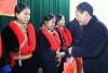 Phó Chủ tịch HĐND tỉnh Nông Thanh Tùng tặng quà cho nhân dân xóm Lũng Oong, xã Trương Lương (Hòa an).