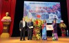 Phó Chủ tịch HĐND tỉnh Hà Nhật Lệ tặng quà cho Hội đồng hương Cao Bằng tại Hà Nội