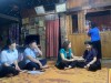 Đoàn công tác thăm hỏi, động viên gia đình bà Hoàng Thị Linh vợ liệt sĩ tại xóm Bản Piậy, xã Hồng Trị, Bảo Lạc
