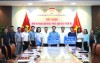 Phó Chủ nhiệm Ủy Ban kinh tế của Quốc hội Nguyễn Đình Việt và các nhà tài trợ trao ủng hộ nhân dân tỉnh Cao Bằng khắc phục hậu quả thiên tai.