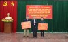 Phó Trưởng Ban Thường trực Ban Tuyên giáo Trung ương Lại Xuân Môn trao biển tượng trưng tặng Nhà tình nghĩa cho huyện Nguyên Bình và huyện Bảo Lạc.
