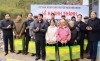 Các đồng chí lãnh đạo tỉnh tặng quà của Tỉnh ủy - HĐND - UBND - Ủy ban MTTQ tỉnh tặng các hộ dân 2 xóm: Lũng Lỳ, Lũng Súng.