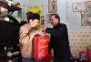 hó Bí thư Thường trực Tỉnh ủy Triệu Đình Lê tặng quà thương binh Nguyễn Xuân Trường,Tổ dân phố Hòa Bình, thị trấn Quảng Uyên.