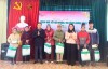 Phó Chủ tịch HĐND tỉnh Nông Thanh Tùng và lãnh đạo Ngân hàng Chính sách xã hội tỉnh tặng quà hộ nghèo, gia đình chính sách xã Cao Thăng.