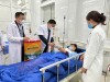 Phó Bí thư Thường trực Tỉnh ủy, Chủ tịch HĐND tỉnh Triệu Đình Lê tặng quà bệnh nhân đang điều trị tại đơn vị thận nhân tạo.