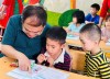 Bí thư Tỉnh ủy, Trưởng đoàn ĐBQH Quản Minh Cường cùng các em học sinh tại Cơ sở giáo dục hòa nhập trẻ khuyết tật.