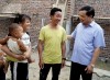 Phó Bí thư Thường trực Tỉnh ủy Triệu Đình Lê thăm các gia đình được hỗ trợ xóa nhà tạm, nhà dột nát tại xã Thể Dục.