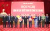 Các đồng chí Ban Thường vụ Tỉnh ủy chúc mừng các đồng chí nhận quyết định nghỉ hưu.