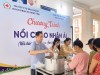 Các hội viên Chi hội Chữ thập đỏ Văn phòng Đoàn ĐBQH&HĐND tỉnh phát cháo cho bệnh nhân tại bệnh viện Đa khoa tỉnh