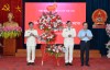 Phó Chủ tịch HĐND tỉnh Nông Thanh Tùng tặng hoa chúc mừng 2 đồng chí nhận quyết định.