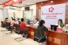 Người dân đến giải quyết hồ sơ, thủ tục hành chính tại Trung tâm Phục vụ Hành chính công phường Thục Phán.