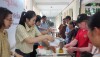 Hội Chữ thập đỏ cơ sở Văn phòng Đoàn ĐBQH và HĐND tỉnh phát cháo tại Bệnh viên Đa khoa tỉnh