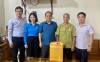 Bí thư Tỉnh ủy Quản Minh Cường thăm, tặng quà thương binh Lý Văn Khoáy, xóm Cao Minh, Hoàng Tung, phường Thục Phán.