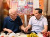 Đồng chí Bế Minh Đức, Phó trưởng Đoàn ĐBQH tỉnh tặng quà bệnh binh Lý Văn Lợi, tổ dân phố 7, xã Phục Hòa.