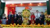 Phó Chủ tịch HĐND tỉnh Hà Nhật Lệ tặng hoa chúc mừng Đảng bộ xã Tĩnh Túc, nhiệm kỳ 2025 - 2030.