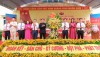 Đồng chí Bế Minh Đức Phó Trưởng đoàn chuyên trách Đoàn Đại biểu Quốc hội tỉnh tặng hoa chúc mừng đại hội