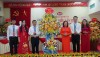 Phó Chủ tịch HĐND tỉnh Hà Nhật Lệ tặng hoa chúc mừng đại hội