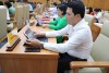 Các đại biểu HĐND tỉnh biểu quyết thông qua nghị quyết tại kỳ họp thứ 34 (thường lệ) giữa năm 2025