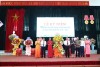 Các đồng chí lãnh đạo tỉnh tặng hoa chúc mừng thầy và trò Trường PTDT Nội trú tỉnh nhân dịp khai giảng năm học mới