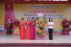 Đồng chí Hà Nhật Lệ, Tỉnh ủy viên, Phó Chủ tịch HĐND tỉnh tặng hoa chúc mừng nhà trường nhân dịp năm học mới