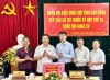 Bộ trưởng Bộ Xây dựng Trần Hồng Minh tặng quà  cho xã Lý Quốc