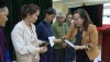 Đồng chí Hà Nhật Lệ, Phó Chủ tịch HĐND tỉnh trao quà cho các hộ gia đình xã Minh Tâm bị ảnh hưởng của bão lũ