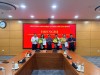 Lãnh đạo Thường trực HĐND tỉnh, ĐOàn ĐBQH tỉnh tặng hoa chúc mừng các đồng chí công chức được bổ nhiệm