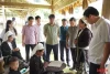 Bí thư Tỉnh ủy, Chủ tịch HĐND tỉnh Phan Thăng An tìm hiểu kỹ thuật in hoa văn bằng sáp ong của người Dao Tiền
