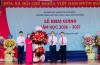 Đồng chí Bế Minh Đức, Tỉnh uỷ viên, Phó Chủ tịch HĐND tỉnh tặng hoa, quà chúc mừng nhà trường