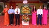 Đồng chí Dương Mạc Kiên, Phó Trưởng đoàn chuyên trách đoàn ĐBQH tỉnh và lãnh đạo xã Nguyên Bình chúc mừng Trường THPT Nguyên Bình nhân dịp năm học mới