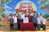 Đồng chí Bế Minh Đức, Tỉnh ủy viên, Phó Chủ tịch HĐND tỉnh thăm, tặng quà các cháu thiếu niên, nhi đồng tại Trung tâm Bảo trợ xã hội tỉnh Cao Bằng