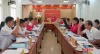 Các đại biểu HĐND xã biểu quyết thông qua nghị quyết tại kỳ họp.