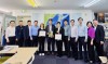 Đoàn công tác tỉnh chụp ảnh lưu niệm với lãnh đạo và thành viên Mạng lưới Công viên địa chất Nhật Bản.