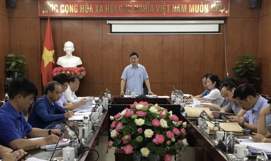 Trưởng Ban Kinh tế - Ngân sách HĐND tỉnh La Văn Hồng phát biểu tại buổi thẩm tra