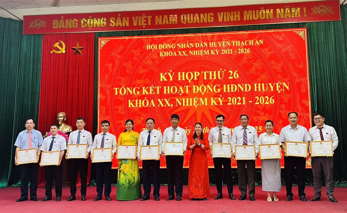 Chủ tịch HĐND huyện khen thưởng các tập thể có thành tich