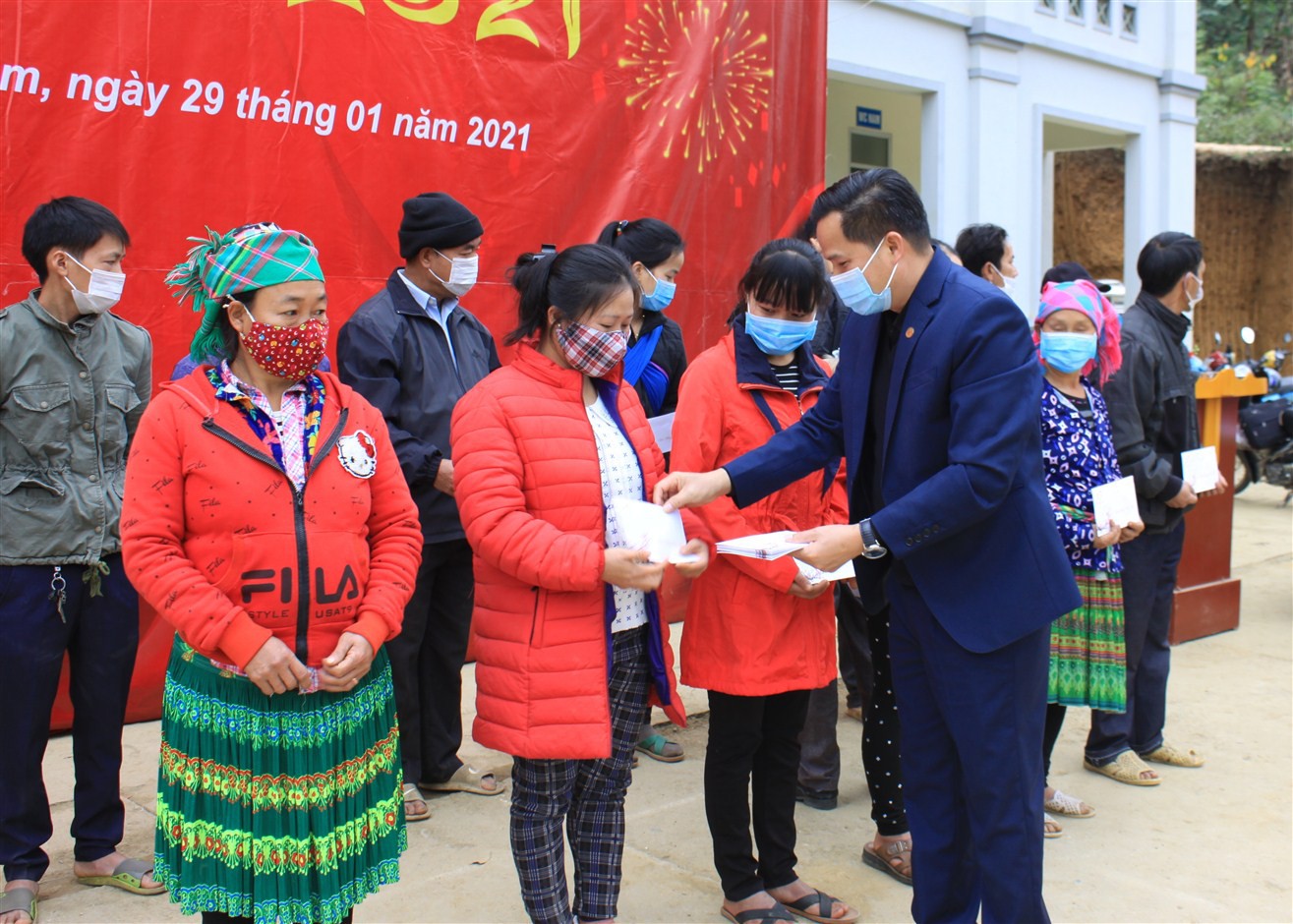 Phó trưởng đoàn chuyên trách Đoàn đại biểu Quốc hội tỉnh Cao Bằng Bế Minh Đức tặng quà Tết cho hộ nghèo, gia đình hoàn cảnh khó khăn