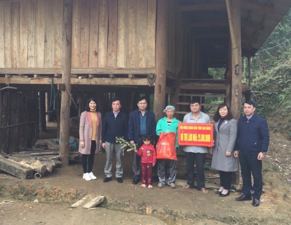 Văn phòng HĐND tỉnh Cao Bằng hỗ trợ tiền làm nhà cho hộ gia đình  anh Hoàng Kiềm Luồng xã Hưng Thịnh