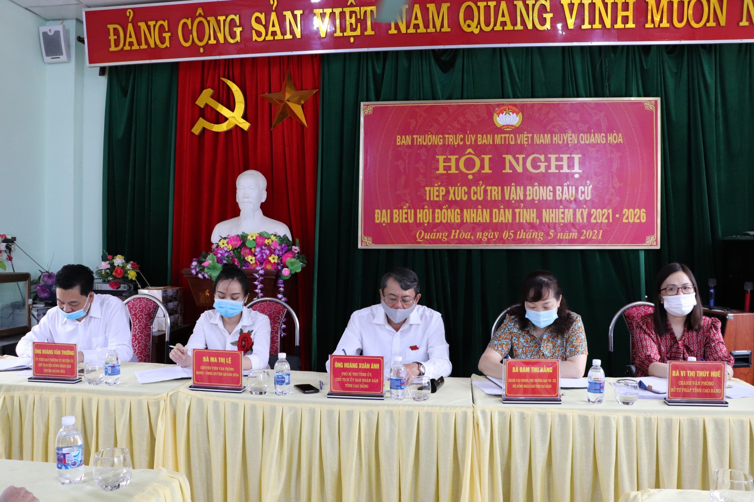 Các ứng cử viên đại biểu HĐND tỉnh đơn vị bầu cử số 6 tiếp xúc cử tri xã Độc Lập (Quảng Hòa).