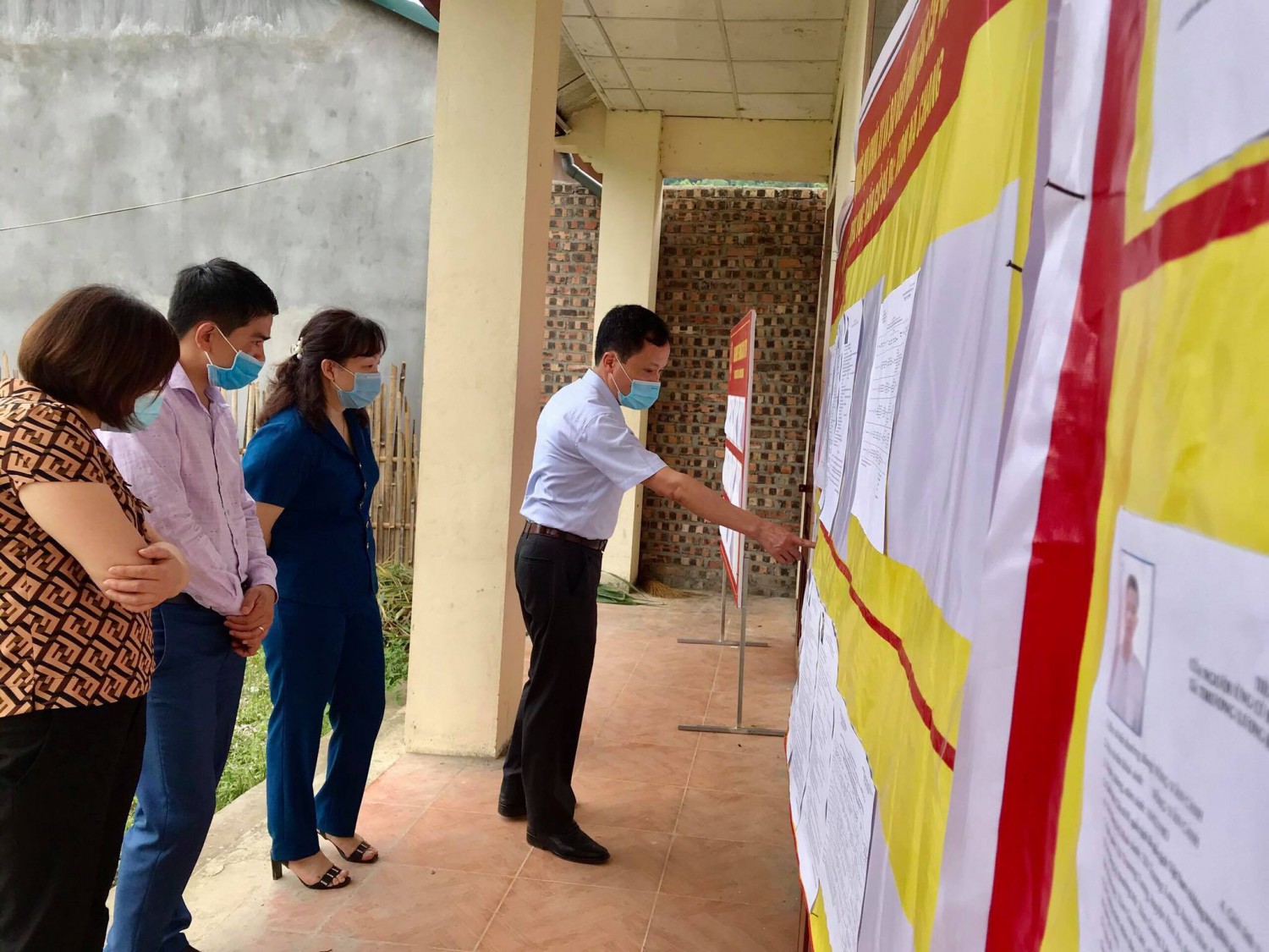 Đoàn kiểm tra niêm yết danh sách ứng cử viên đại biểu Quốc hội khóa XV và đại biểu HĐND nhiệm kỳ 2021 - 2026 tại xóm Nà Chang, xã Trương Lương (Hòa An).