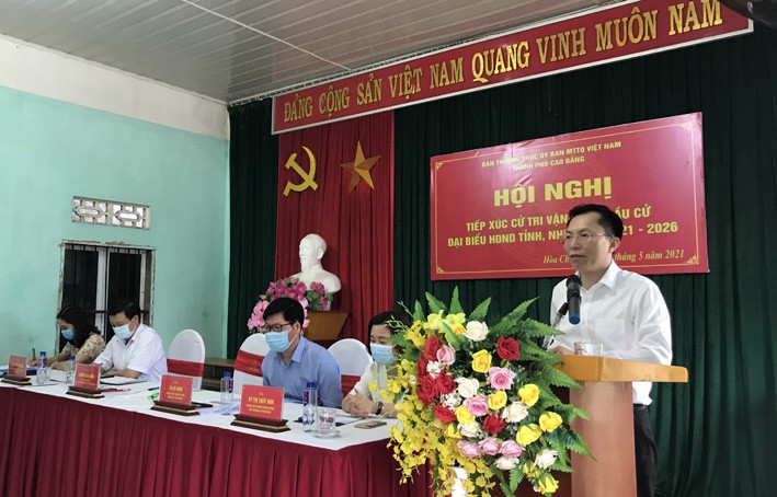 Trưởng Ban Dân vận Tỉnh ủy, Chủ tịch Ủy ban MTTQ tỉnh Lương Tuấn Hùng thay mặt các ứng cử viên đại biểu HĐND tỉnh khoá XVII tiếp thu ý kiến của cử tri.